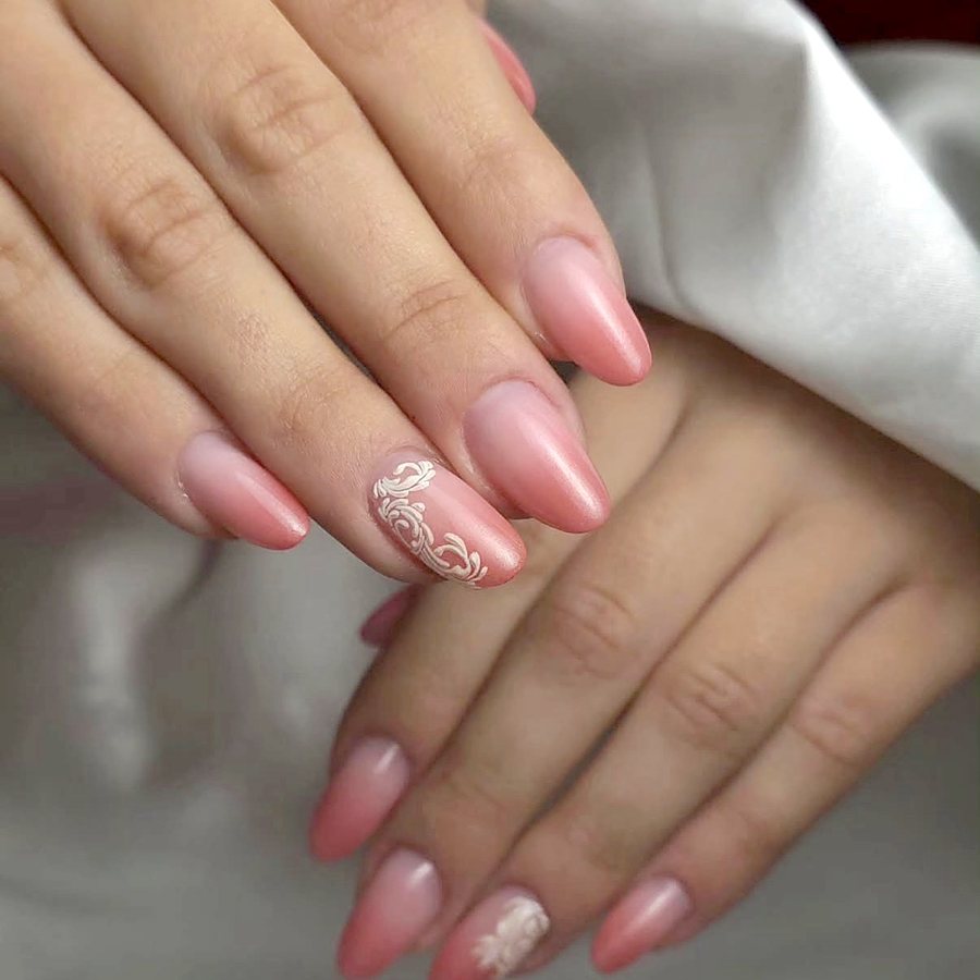 Unhas rosa nude com arabescos brancos pintados à mão