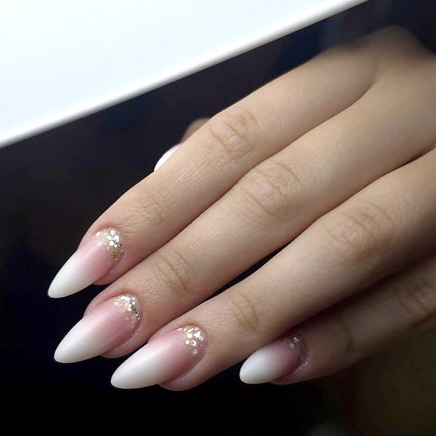 Baby boomer com glitter dourado na cutícula