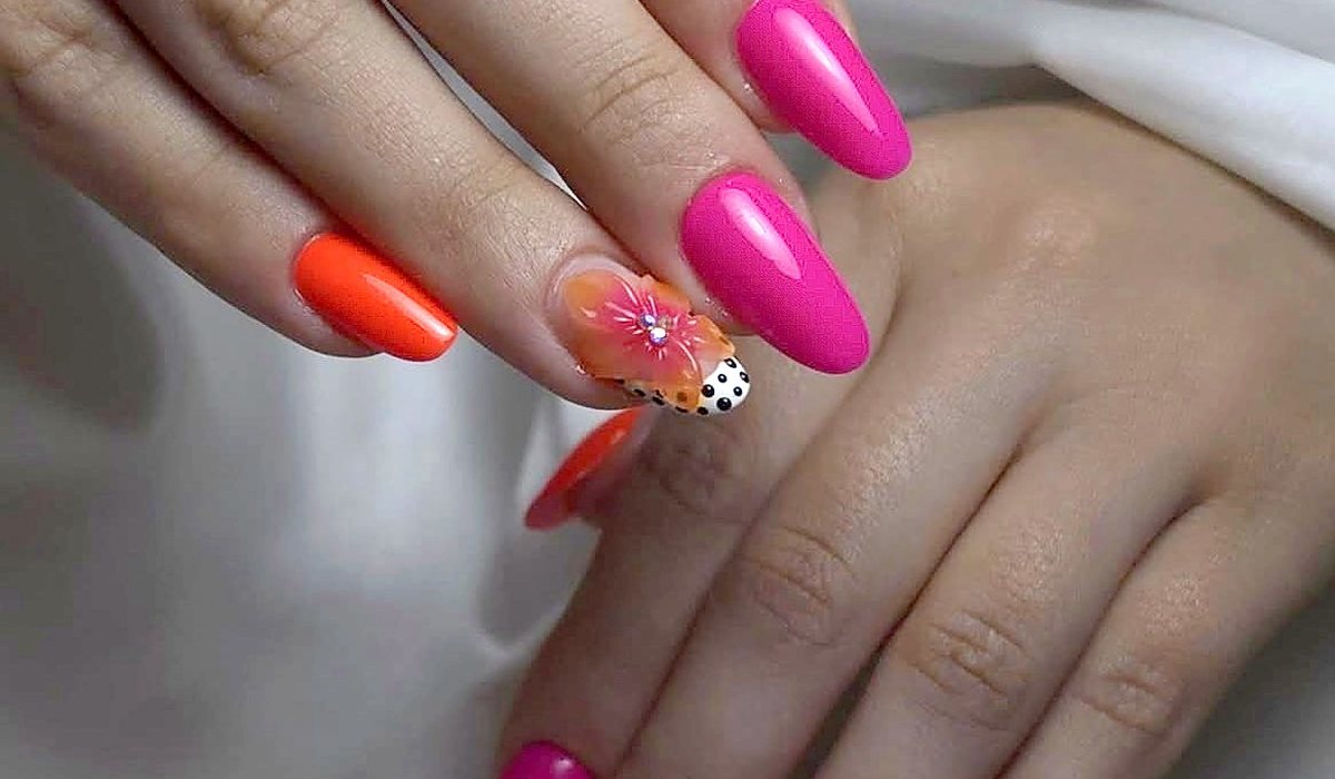 Rosa choque e laranja com flor 3D e pintas