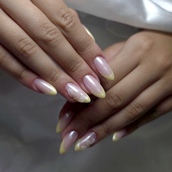 Francesinha amarelo pastel com flor 3D