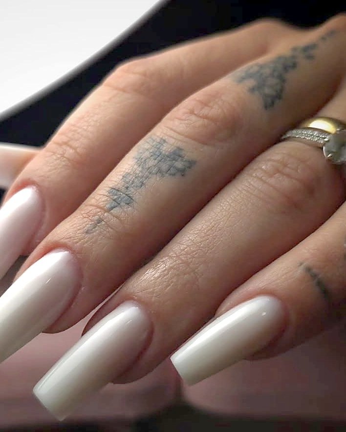 Unhas de gel brancas leitosas, formato ballerina — trabalho da Joana Palma